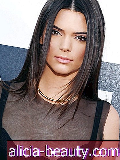 8 måter å stil Center-Parted Hair, Courtesy av Kendall Jenner