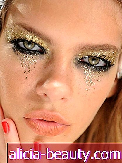 Hogyan húzzák le a Glitter Eye Sminket, mint egy francia lány