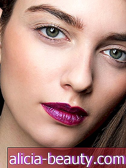 4 Warna Bibir Yang Akan Membuat Anda Bersenang-senang Musim Panas Terlalu