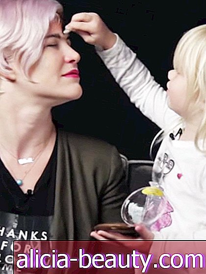 Sledujte tyto děti dělají jejich make-up maminky a snažte se ne smát