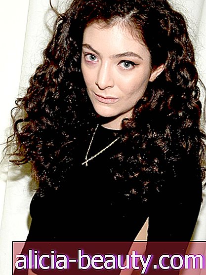 The Amazing Reason Lorde Only Wore Makeup pada Setengah Wajahnya di NYFW
