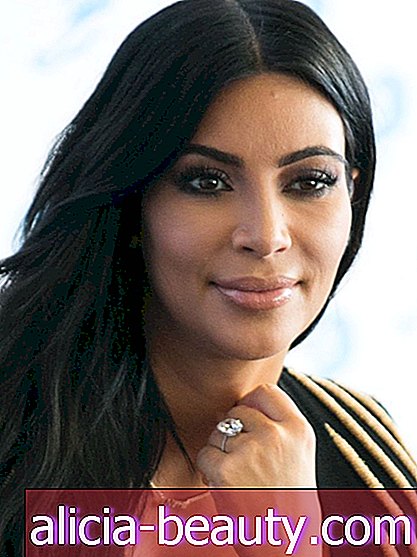 Kim Kardashian เป็นคลีโอพัตราที่ทันสมัยสำหรับไวโอเล็ตสีเทา